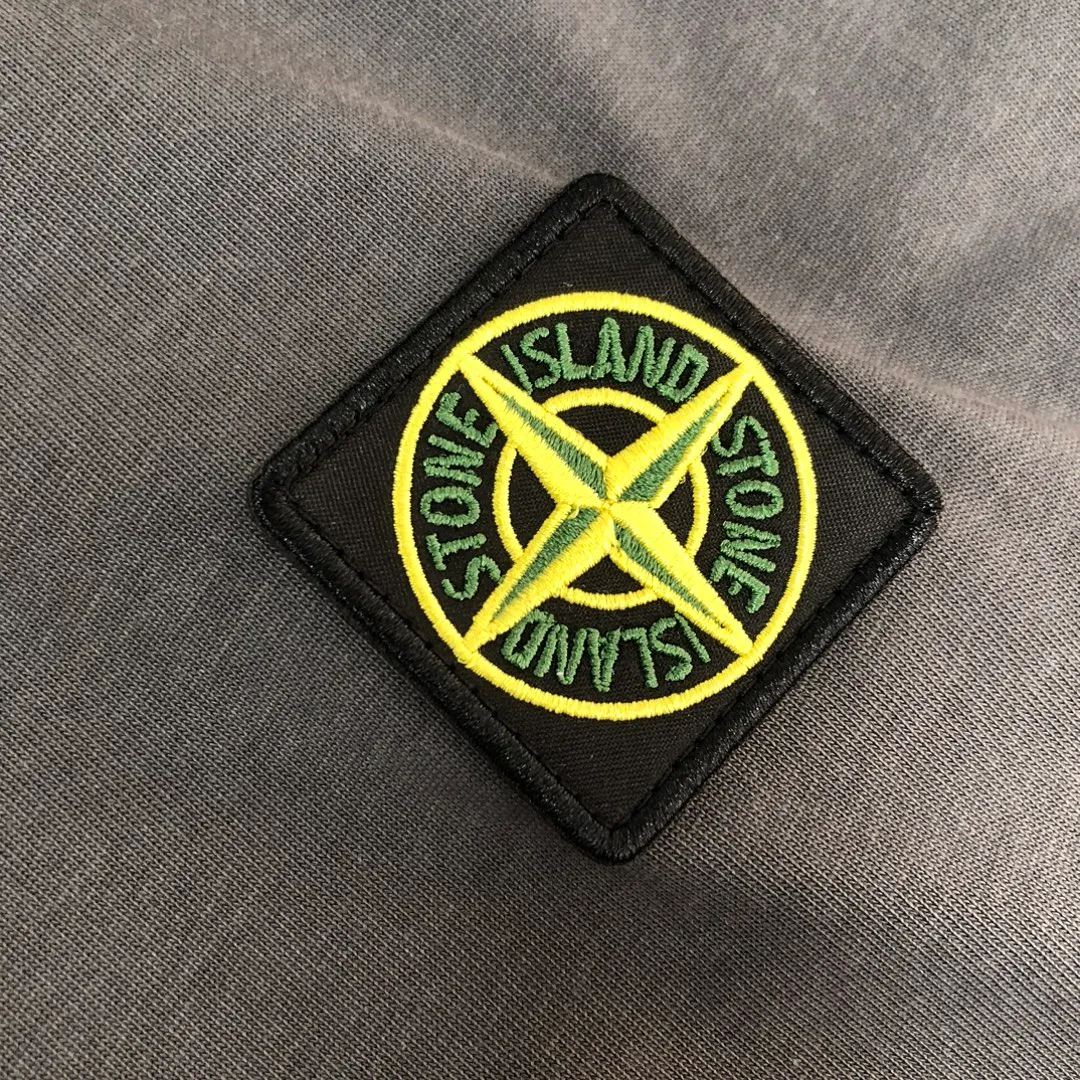 P150 A🍃Stone island 2025 spring and summer new men's and women's short-sleeved round neck T-shirt, with a unique and high-end style, embellished with the iconic compass logo! Customized pure cotton fabric! A simple and high-end fashion item, a fashionable product with very high-end charm and a must-have item for fashion trends! All three standards are complete! ! Color: black, white, dark gray, coffee Size: S M L XL (loose fit, please state your height and weight when placing an order)